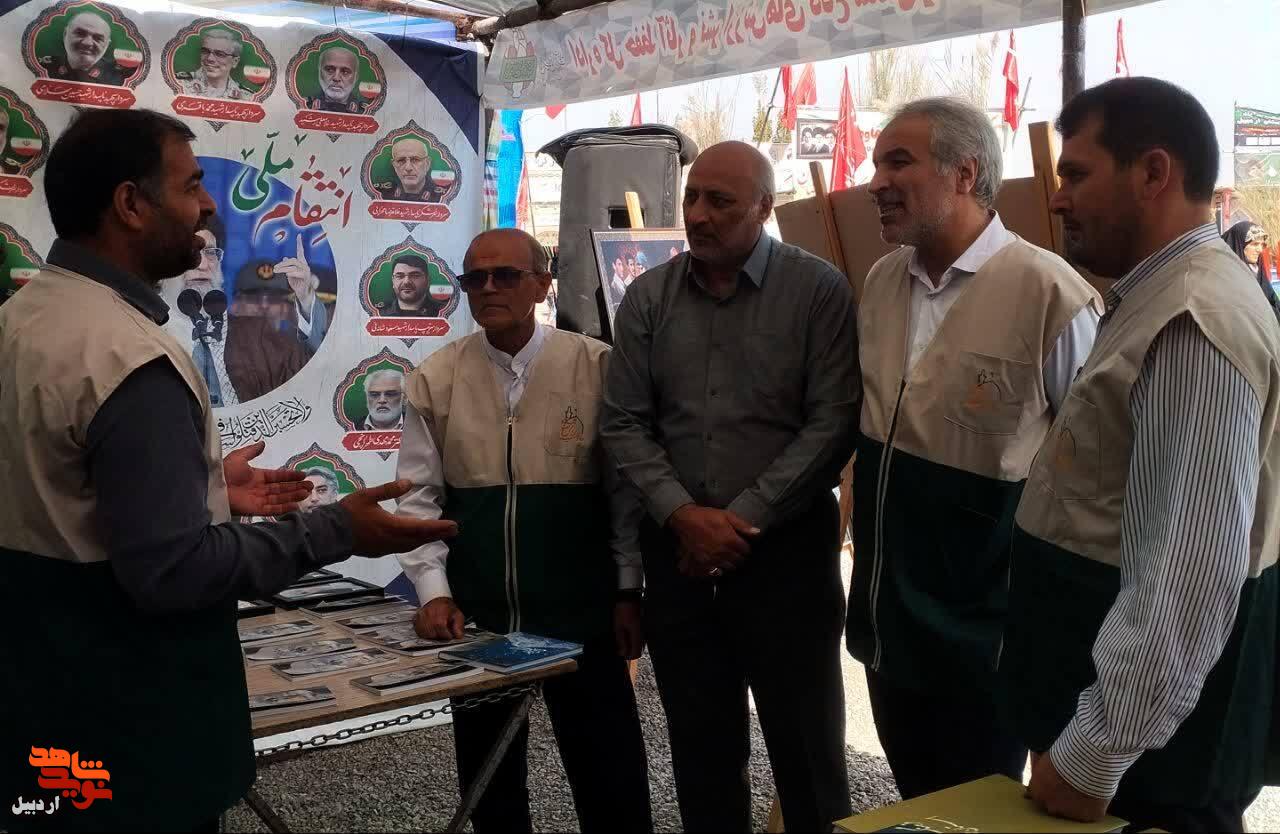 بازدید مسئولان کانون‌های خدمت رضوی از غرفه بنیاد شهید و امور ایثارگران استان اردبیل+ عکس