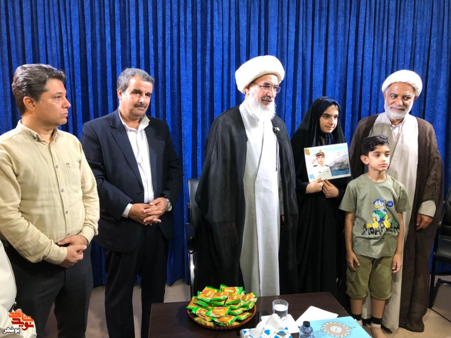 قابهایی از دورهمی پرمهر یادگاران شهدای بوشهر قابهایی از دورهمی پرمهر یادگاران شهدای بوشهر