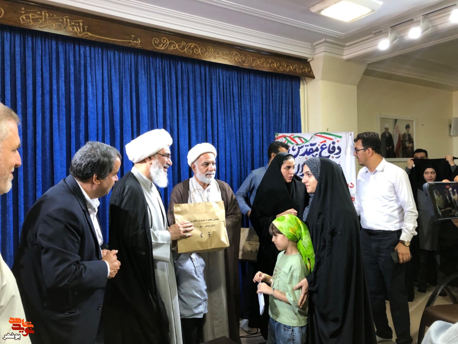 قابهایی از دورهمی پرمهر یادگاران شهدای بوشهر قابهایی از دورهمی پرمهر یادگاران شهدای بوشهر