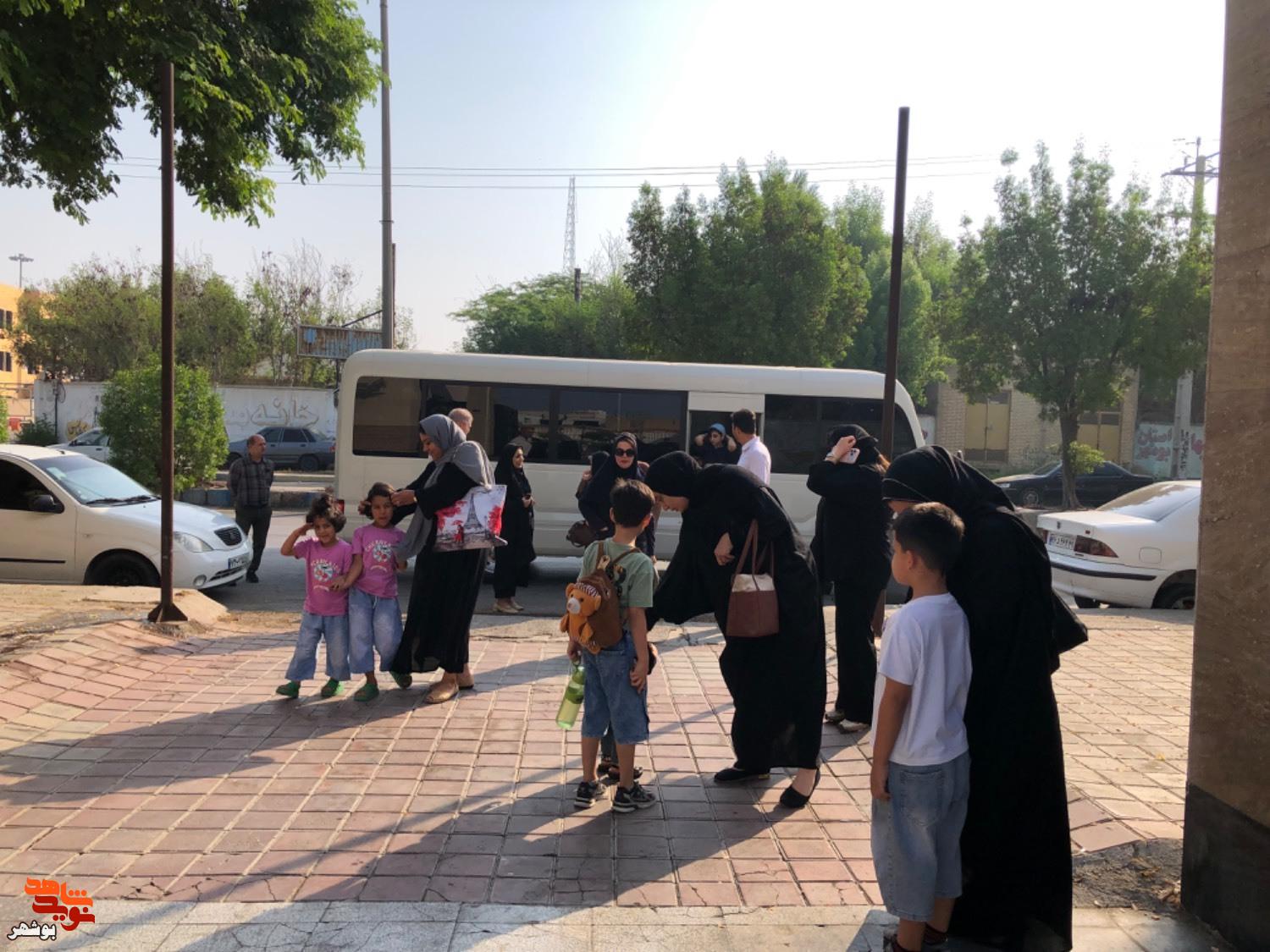 قابهایی از دورهمی پرمهر یادگاران شهدای بوشهر قابهایی از دورهمی پرمهر یادگاران شهدای بوشهر