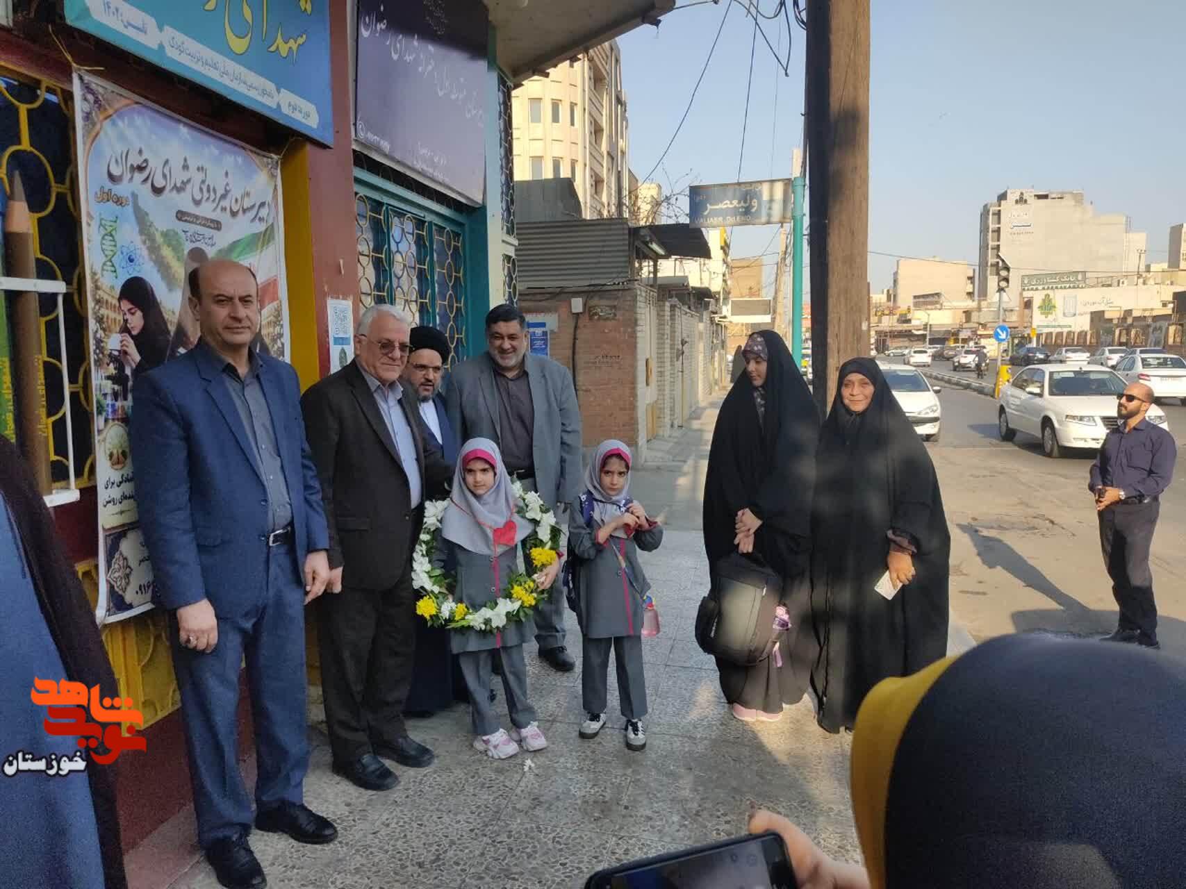 گزارش تصویری/ آیین بدرقه فرزند شهید «سعید اسماعیل وندی» از درب منزل تا مدرسه گزارش تصویری/ آیین بدرقه فرزند شهید «سعید اسماعیل وندی» از درب منزل تا مدرسه