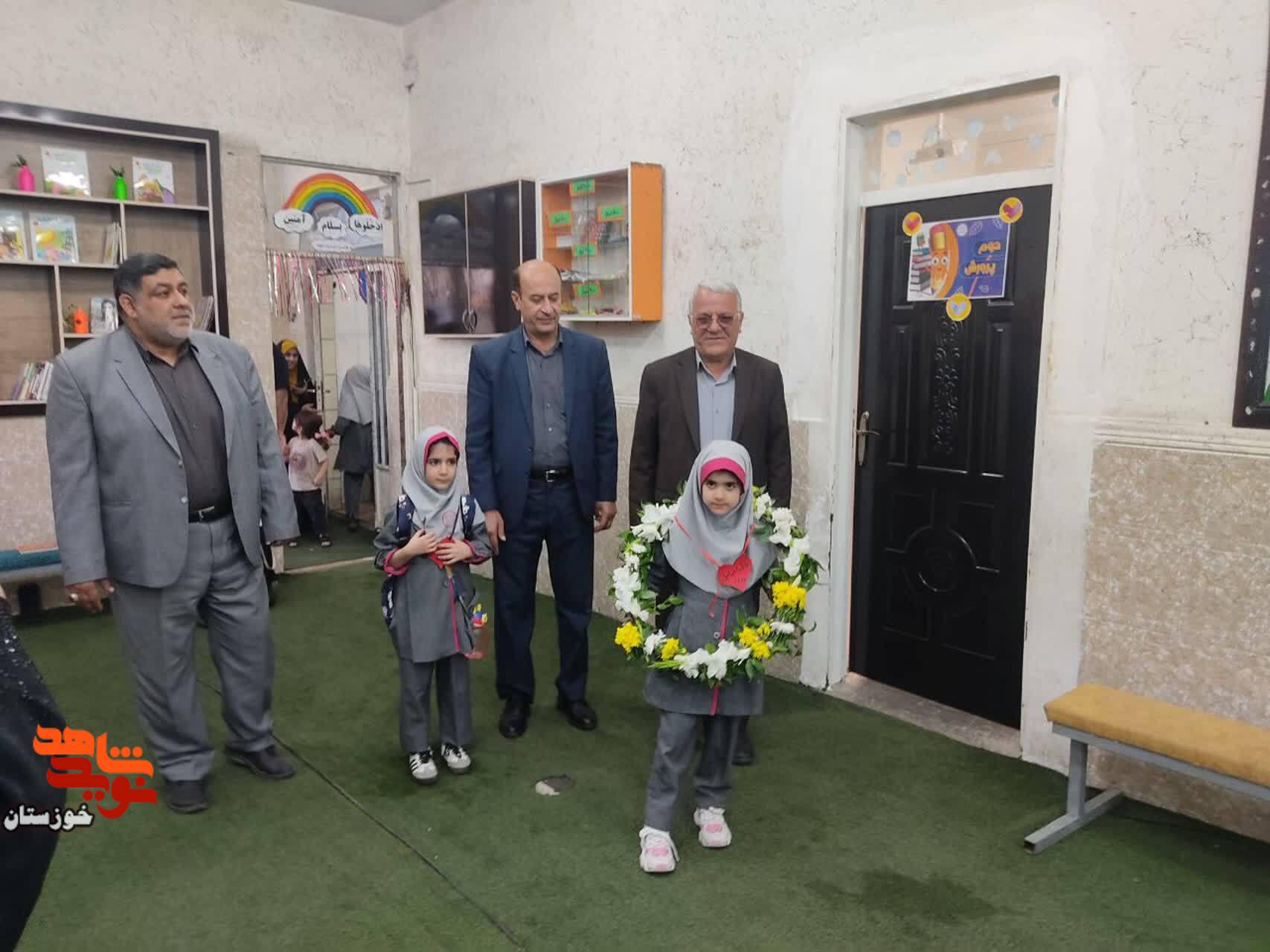 گزارش تصویری/ آیین بدرقه فرزند شهید «سعید اسماعیل وندی» از درب منزل تا مدرسه گزارش تصویری/ آیین بدرقه فرزند شهید «سعید اسماعیل وندی» از درب منزل تا مدرسه