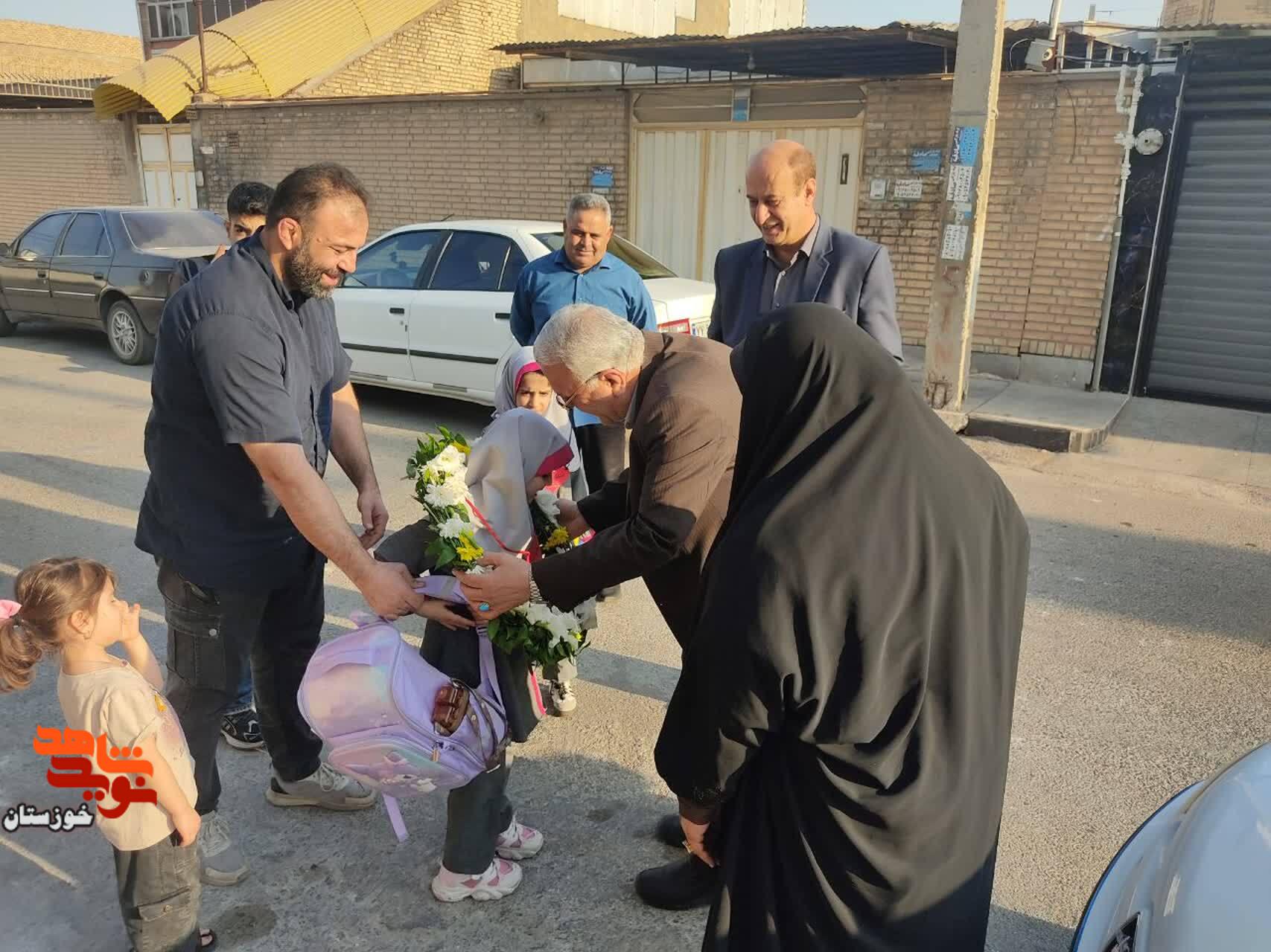 گزارش تصویری/ آیین بدرقه فرزند شهید «سعید اسماعیل وندی» از درب منزل تا مدرسه گزارش تصویری/ آیین بدرقه فرزند شهید «سعید اسماعیل وندی» از درب منزل تا مدرسه