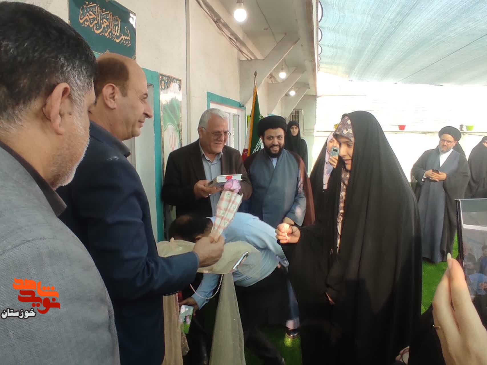 گزارش تصویری/ آیین بدرقه فرزند شهید «سعید اسماعیل وندی» از درب منزل تا مدرسه گزارش تصویری/ آیین بدرقه فرزند شهید «سعید اسماعیل وندی» از درب منزل تا مدرسه