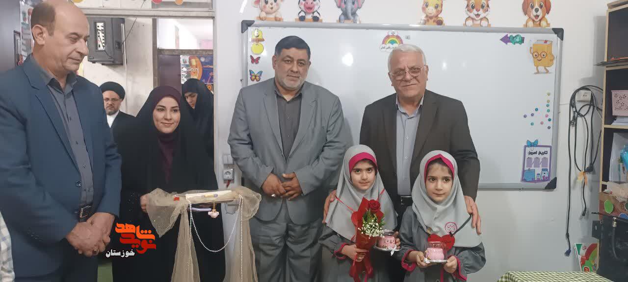 گزارش تصویری/ آیین بدرقه فرزند شهید «سعید اسماعیل وندی» از درب منزل تا مدرسه گزارش تصویری/ آیین بدرقه فرزند شهید «سعید اسماعیل وندی» از درب منزل تا مدرسه