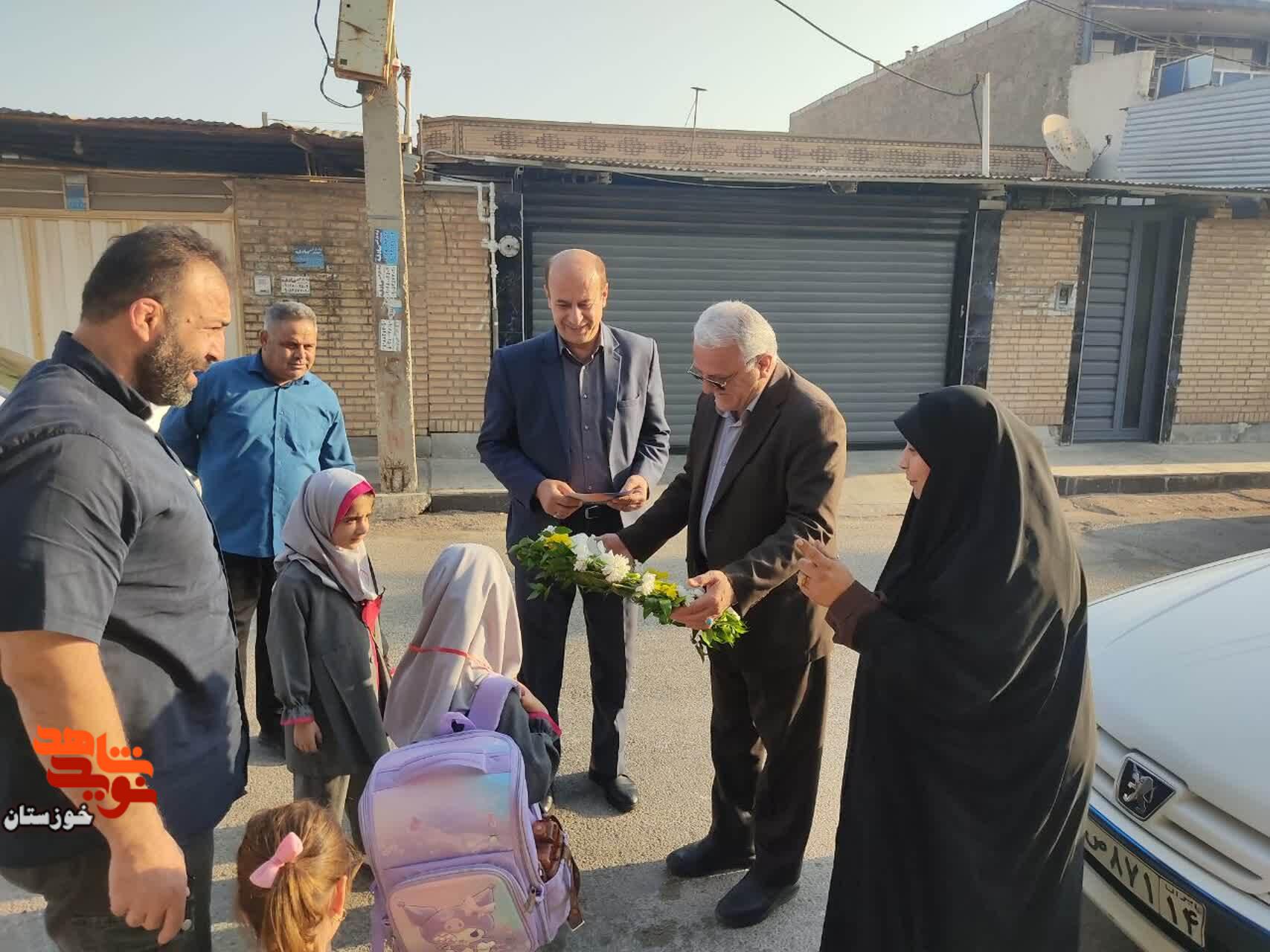 گزارش تصویری/ آیین بدرقه فرزند شهید «سعید اسماعیل وندی» از درب منزل تا مدرسه گزارش تصویری/ آیین بدرقه فرزند شهید «سعید اسماعیل وندی» از درب منزل تا مدرسه