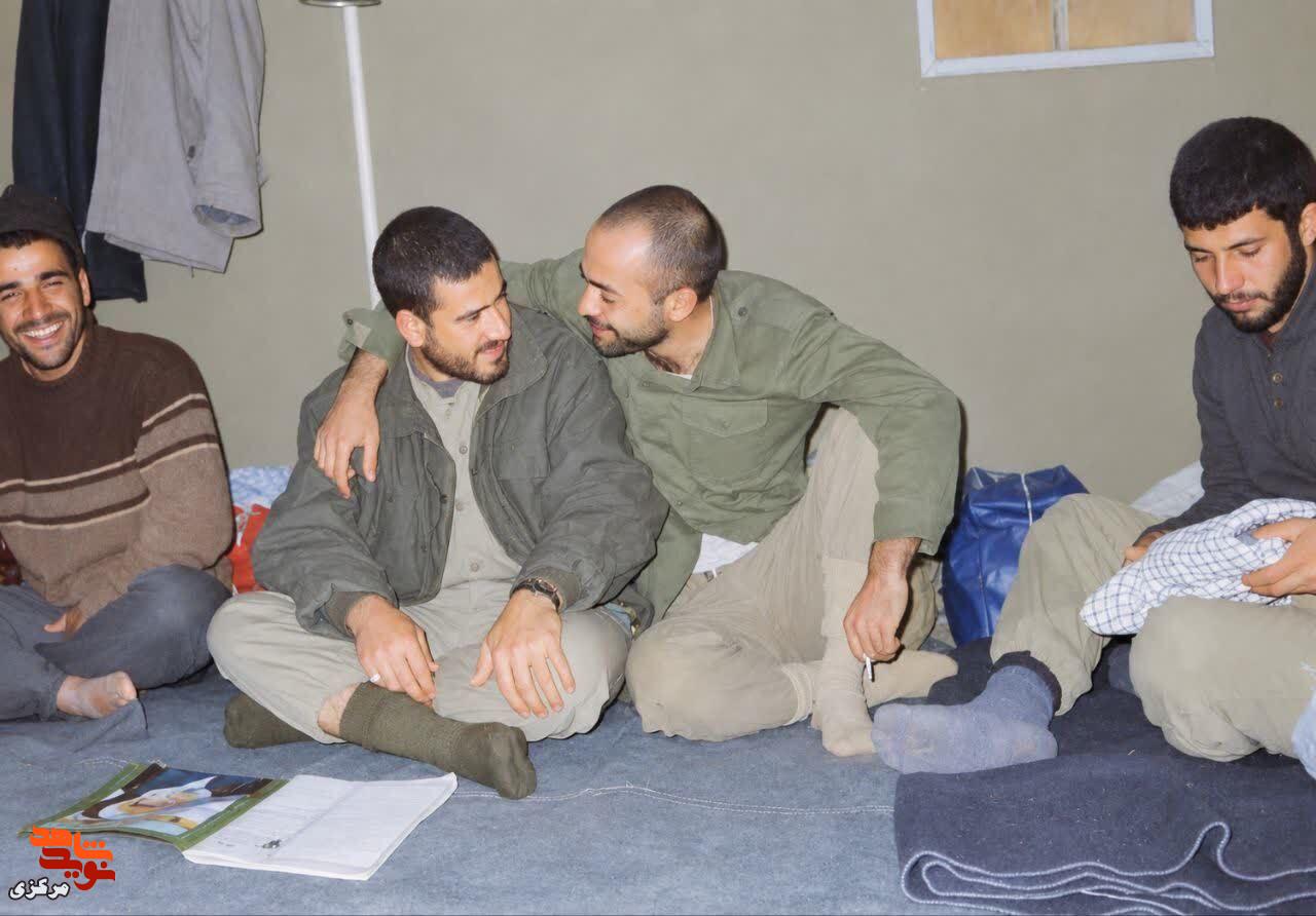 قابی از رفاقت رزمندگان اراکی در چادر عملیاتی لشکر علیبنابیطالب(ع) قابی از رفاقت رزمندگان اراکی در چادر عملیاتی لشکر علیبنابیطالب(ع)