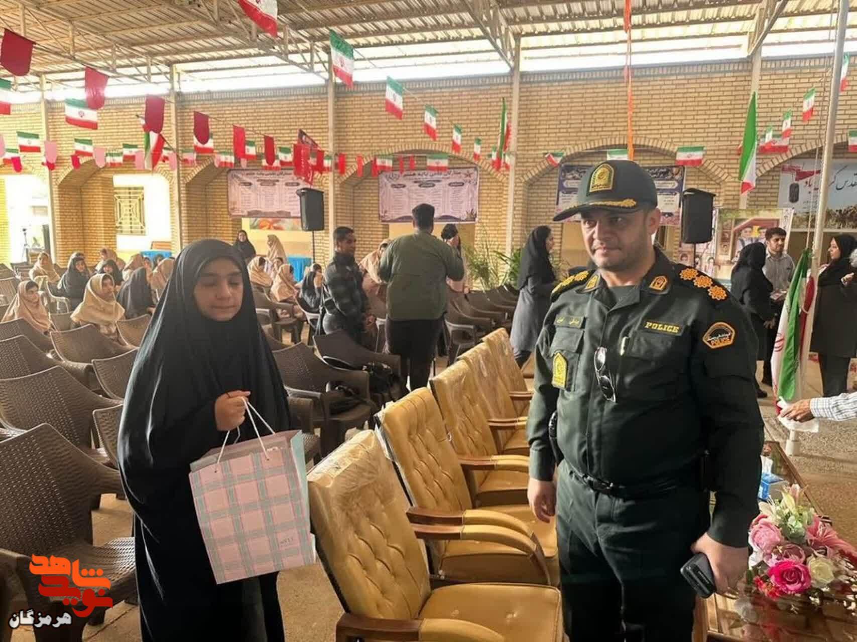 همراهی مسئولان شهرستان قشم با فرزند شهید «قدرت زرنگاری» همراهی مسئولان شهرستان قشم با فرزند شهید «قدرت زرنگاری»