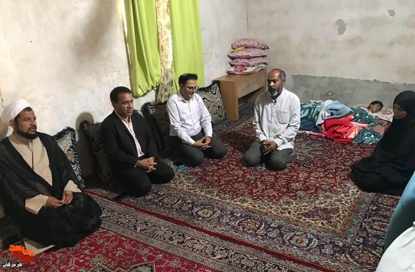 دیدار و تجلیل از خانواده شهید دانشآموز مدرسه شجره طیبه میناب دیدار و تجلیل از خانواده شهید دانشآموز مدرسه شجره طیبه میناب