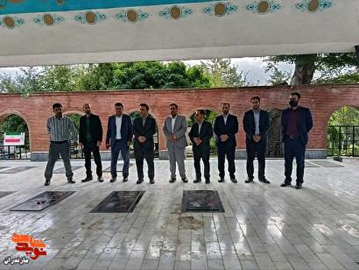 تصاویر/مراسم غبارروبی و عطرافشانی گلزار مطهر شهدای شهر سورک
