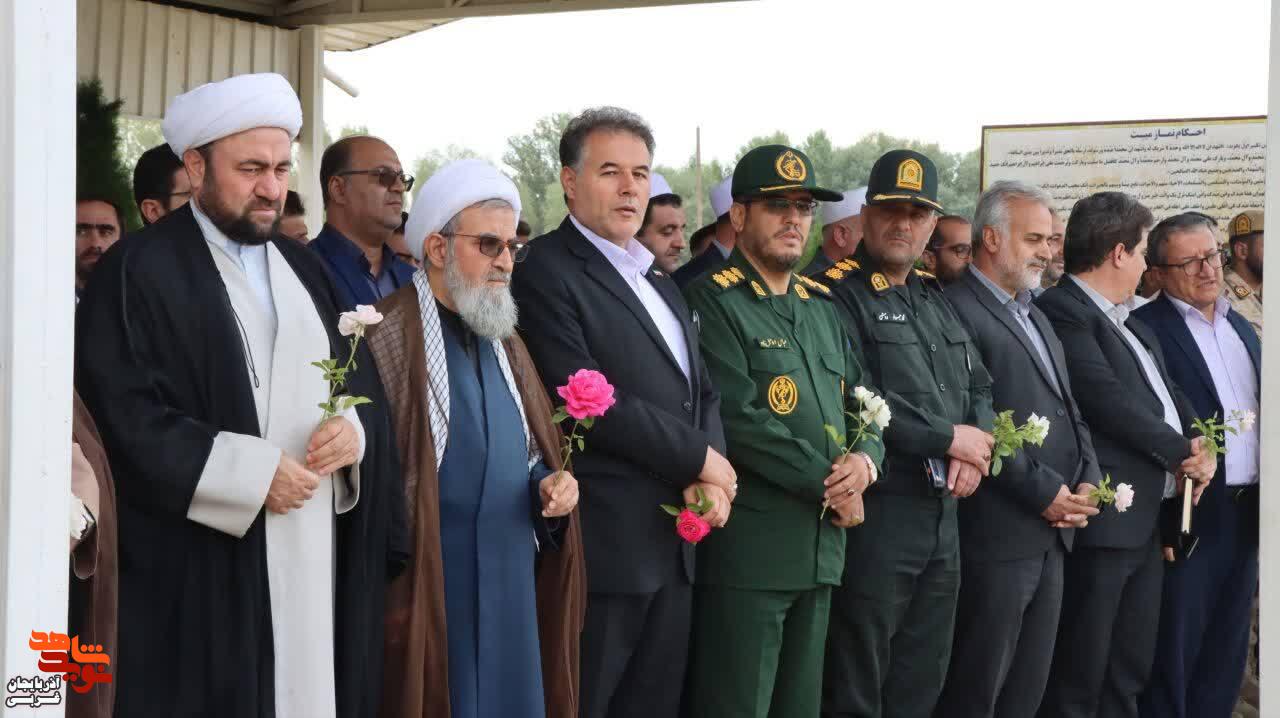 غبارروبی و عطرافشانی مزار شهدای چالدران با حضور مسئولان شهرستان چالدران غبارروبی و عطرافشانی مزار شهدای چالدران با حضور مسئولان شهرستان چالدران