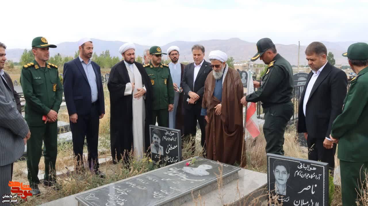 غبارروبی و عطرافشانی مزار شهدای چالدران با حضور مسئولان شهرستان چالدران غبارروبی و عطرافشانی مزار شهدای چالدران با حضور مسئولان شهرستان چالدران