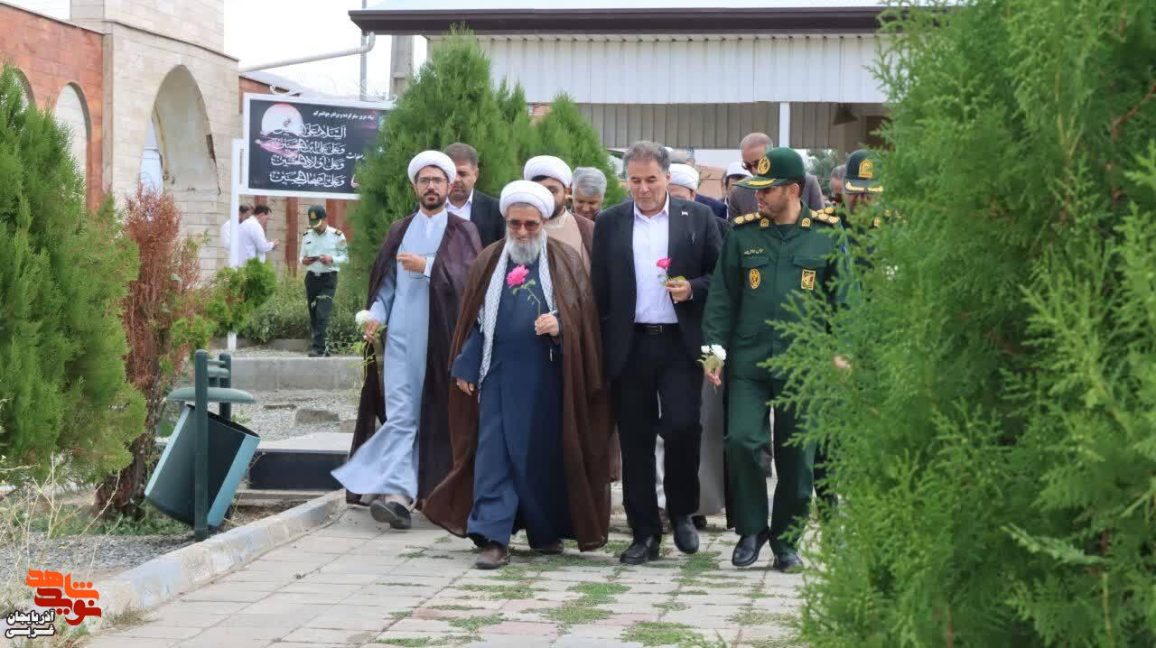 غبارروبی و عطرافشانی مزار شهدای چالدران با حضور مسئولان شهرستان چالدران غبارروبی و عطرافشانی مزار شهدای چالدران با حضور مسئولان شهرستان چالدران