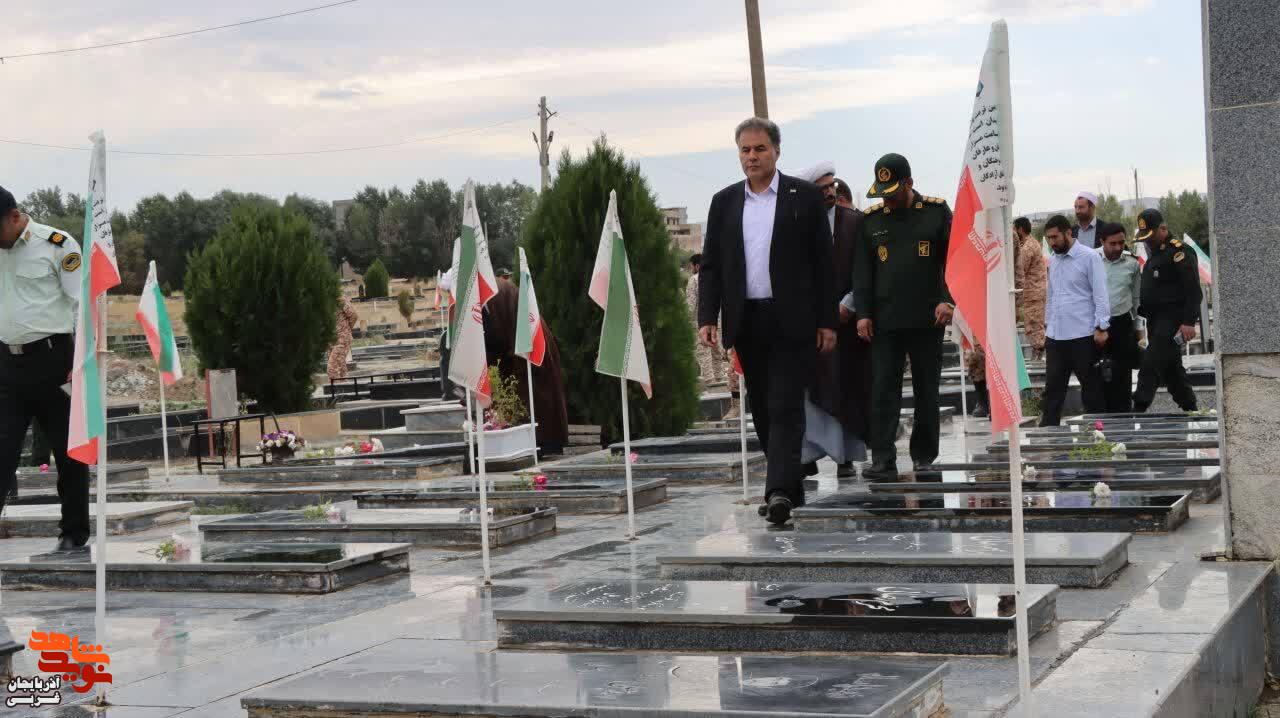 غبارروبی و عطرافشانی مزار شهدای چالدران با حضور مسئولان شهرستان چالدران غبارروبی و عطرافشانی مزار شهدای چالدران با حضور مسئولان شهرستان چالدران