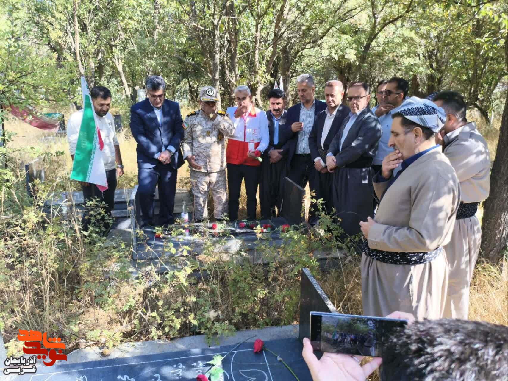 مراسم غبارروبی، عطر افشانی وگلباران مزار شهدا در میرآباد مراسم غبارروبی، عطر افشانی وگلباران مزار شهدا در میرآباد
