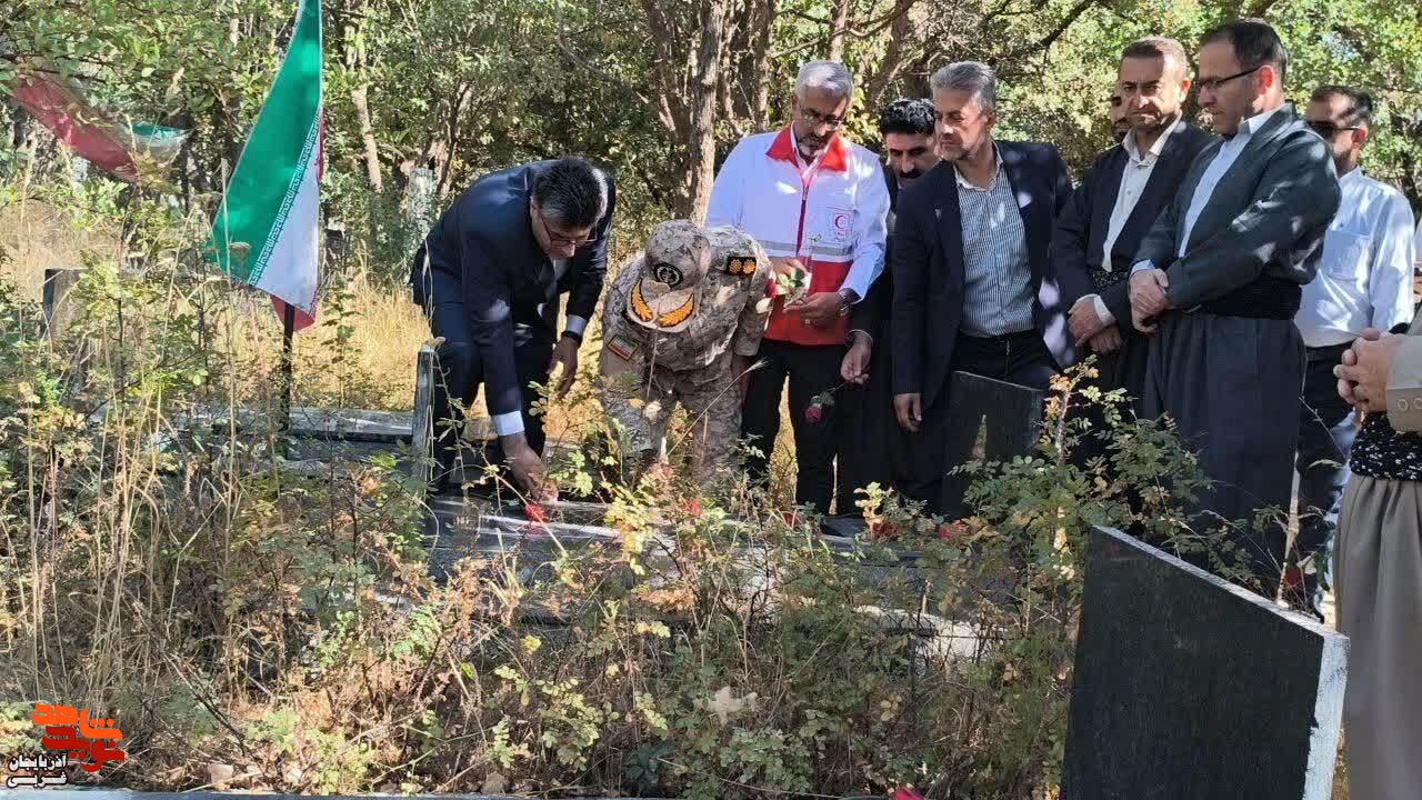 مراسم غبارروبی، عطر افشانی وگلباران مزار شهدا در میرآباد مراسم غبارروبی، عطر افشانی وگلباران مزار شهدا در میرآباد