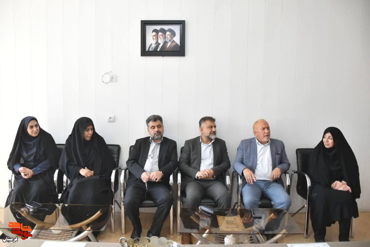 برپایی نمایشگاه شهدایی بستر مناسب آشنایی نوجوانان با مفاهیم ایثار و شهادت است برپایی نمایشگاه شهدایی بستر مناسب آشنایی نوجوانان با مفاهیم ایثار و شهادت است