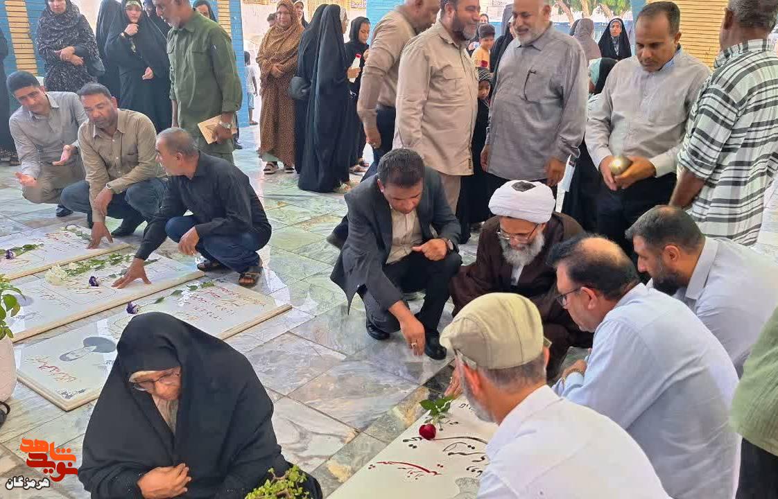 آیین ملی «میهمانی لالهها» و عطرافشانی گلزار شهدای قشم آیین ملی «میهمانی لالهها» و عطرافشانی گلزار شهدای قشم