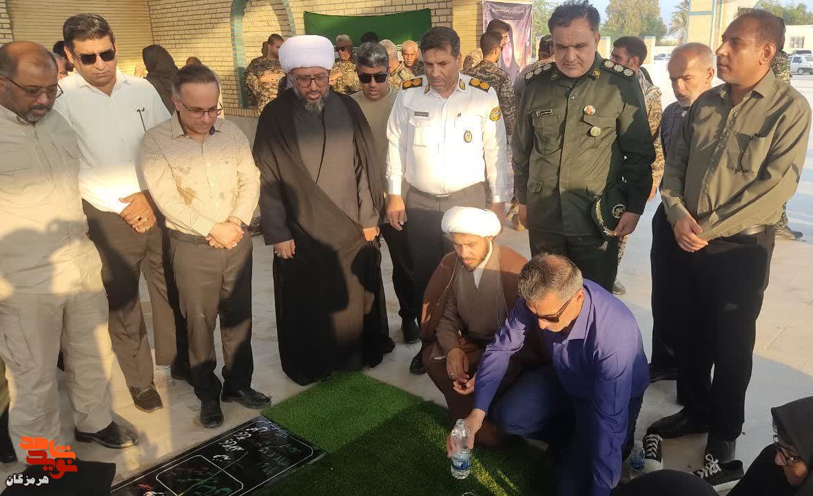 برگزاری آیین «مهمانی لالهها» در گلزار شهدای کوی هدایتی بندرلنگه برگزاری آیین «مهمانی لالهها» در گلزار شهدای کوی هدایتی بندرلنگه