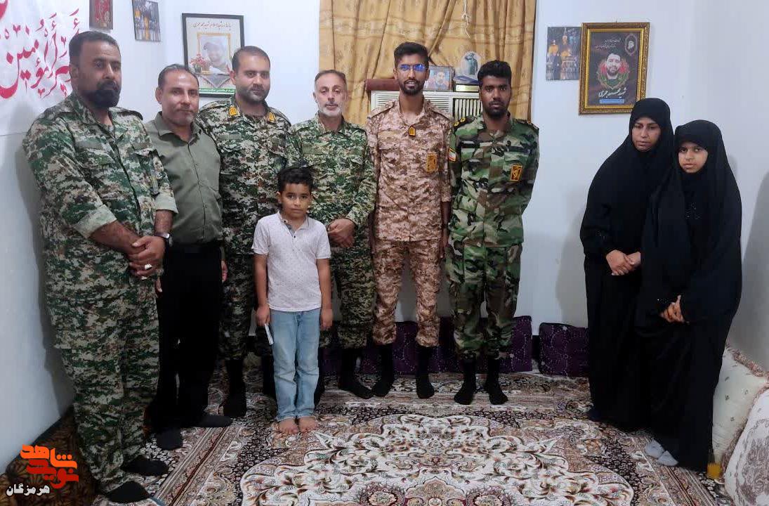 دیدار با خانواده شهید پاسدار «محمد جمری» در بندرلنگه دیدار با خانواده شهید پاسدار «محمد جمری» در بندرلنگه
