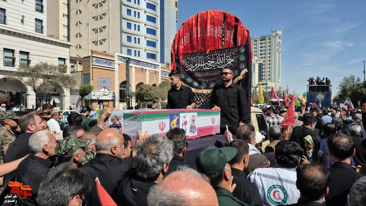 بدرقه حماسی سردار جانباز شهید «حاج حسین ظریفی» تا حرم رضوی بدرقه حماسی سردار جانباز شهید «حاج حسین ظریفی» تا حرم رضوی