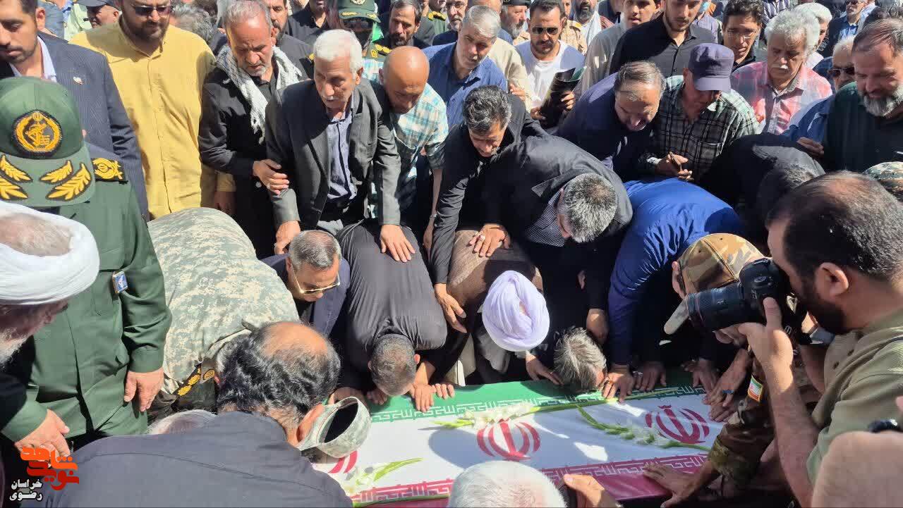 بدرقه حماسی سردار جانباز شهید «حاج حسین ظریفی» تا حرم رضوی بدرقه حماسی سردار جانباز شهید «حاج حسین ظریفی» تا حرم رضوی