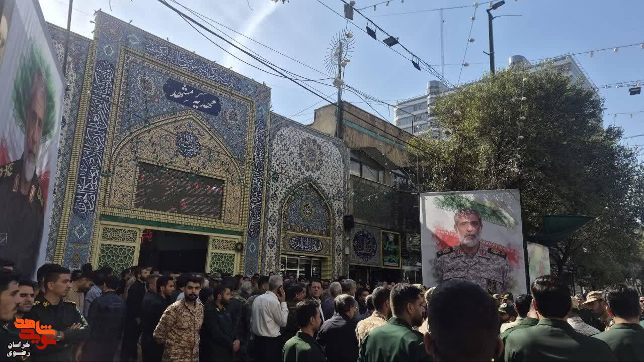 بدرقه حماسی سردار جانباز شهید «حاج حسین ظریفی» تا حرم رضوی بدرقه حماسی سردار جانباز شهید «حاج حسین ظریفی» تا حرم رضوی