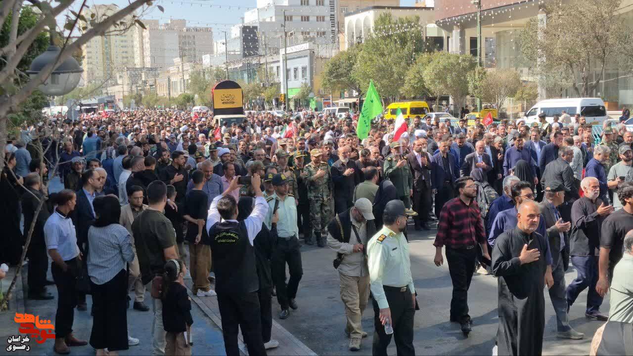 بدرقه حماسی سردار جانباز شهید «حاج حسین ظریفی» تا حرم رضوی بدرقه حماسی سردار جانباز شهید «حاج حسین ظریفی» تا حرم رضوی