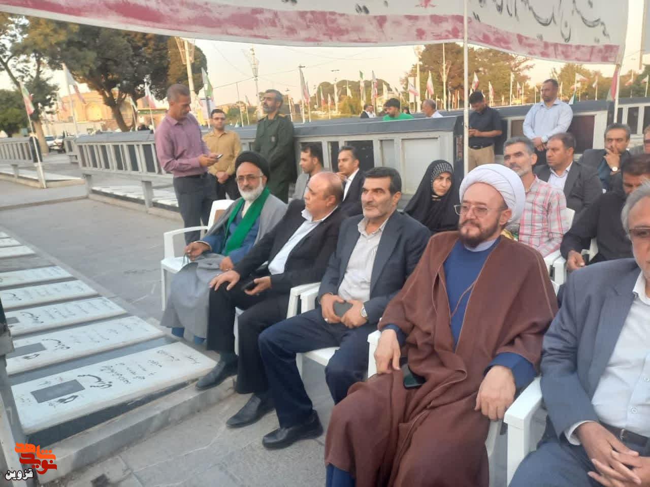 یاد ۲۶۰ شهید طارم در گلزار شهدای قزوین گرامی داشته شد یاد ۲۶۰ شهید طارم در گلزار شهدای قزوین گرامی داشته شد