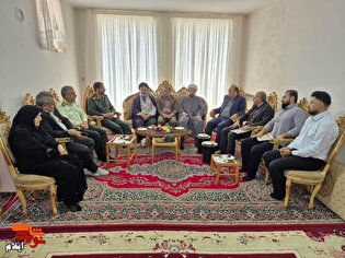 دیدار مسئولان شهرستان چوار با خانواده‌های معظم شهدا و ایثارگران در هفته دفاع مقدس