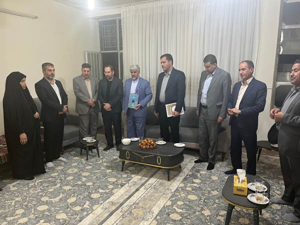 دیدار رئیسکل دادگستری استان ایلام با خانواده شهیده ۸ ساله «سیده مهدیس حمیدی» دیدار رئیسکل دادگستری استان ایلام با خانواده شهیده ۸ ساله «سیده مهدیس حمیدی»