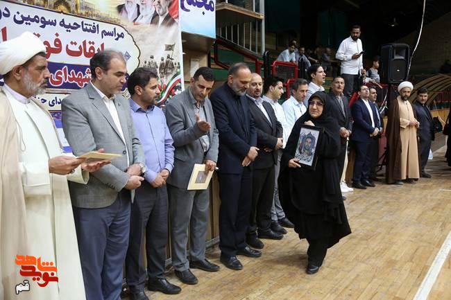 تجلیل از خانوادههای شهدا در جام شهدای اقتدار قم تجلیل از خانوادههای شهدا در جام شهدای اقتدار قم