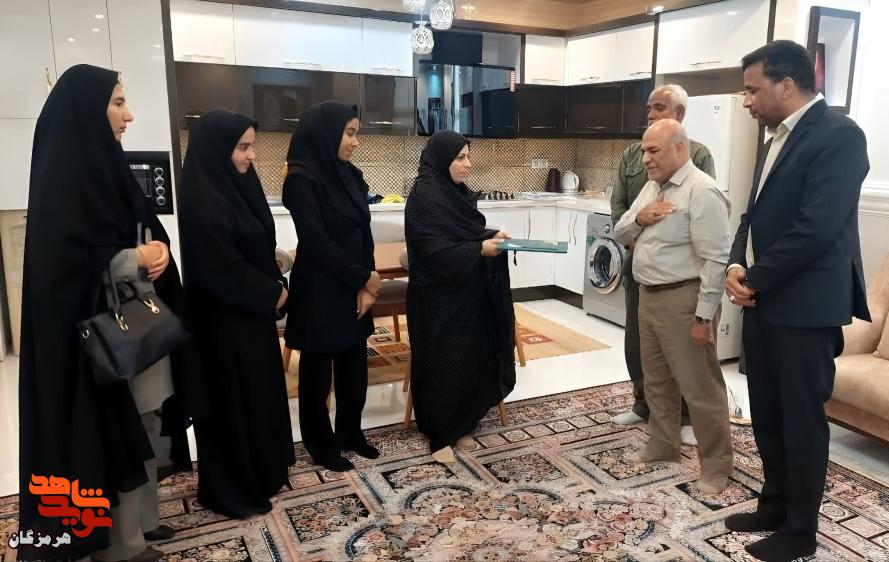 اجرای طرح «سپاس» با دیدار مسئولان قشم با همسر شهید حسین تارک