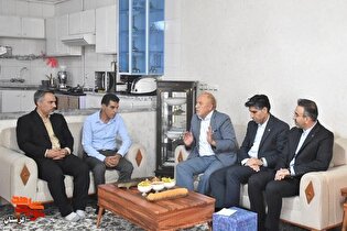 خانواده‌های شهدا حماسه‌سازان دفاع از وطن را تربیت کردند