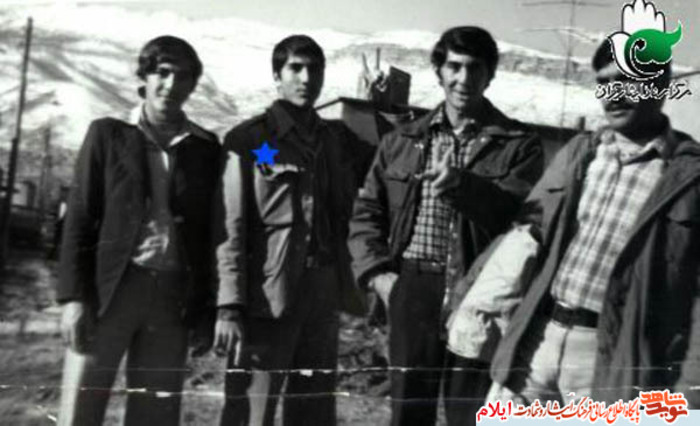 دانشجوی شهید «ستار کمالوند» نفر سومی از سمت چپ