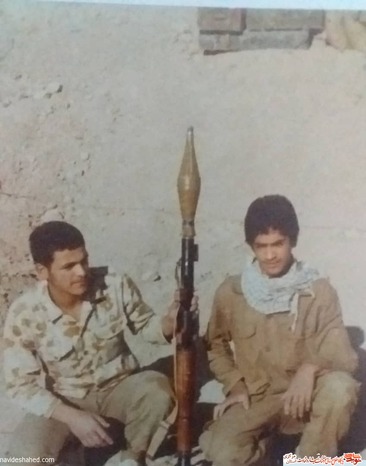 در کنار شهید محمدرضا اسدی قبل از عملیات چهارم هنگام اعزام به عملیات