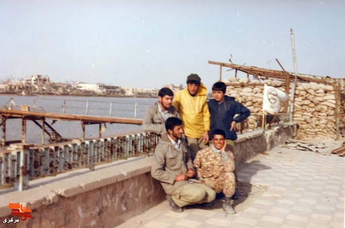 از چپ: ایستاده : شهید انصاری - احمد جهانپناه - نشسته : داود غیاثی راد - قندهاری - عقیل غیاث آبادی