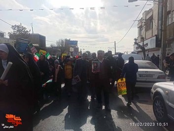 راهپیمایی ۲۲ بهمن در شهرستان اسلامشهر و توزیع تصاویر شهدا