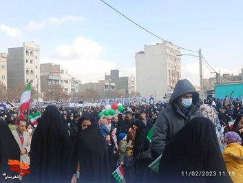 راهپیمایی ۲۲ بهمن در شهرستان اسلامشهر و توزیع تصاویر شهدا