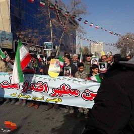  راهپیمایی ۲۲ بهمن در شهرستان ورامین و توزیع تصاویر شهدا 