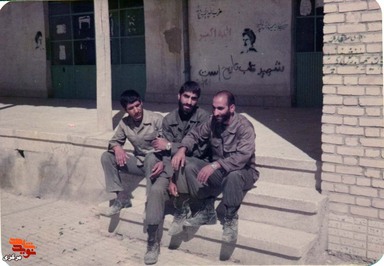 از راست: بسیجی صادق کاظمی - شهید نظامعلی فتحی - سید حسین طبائی