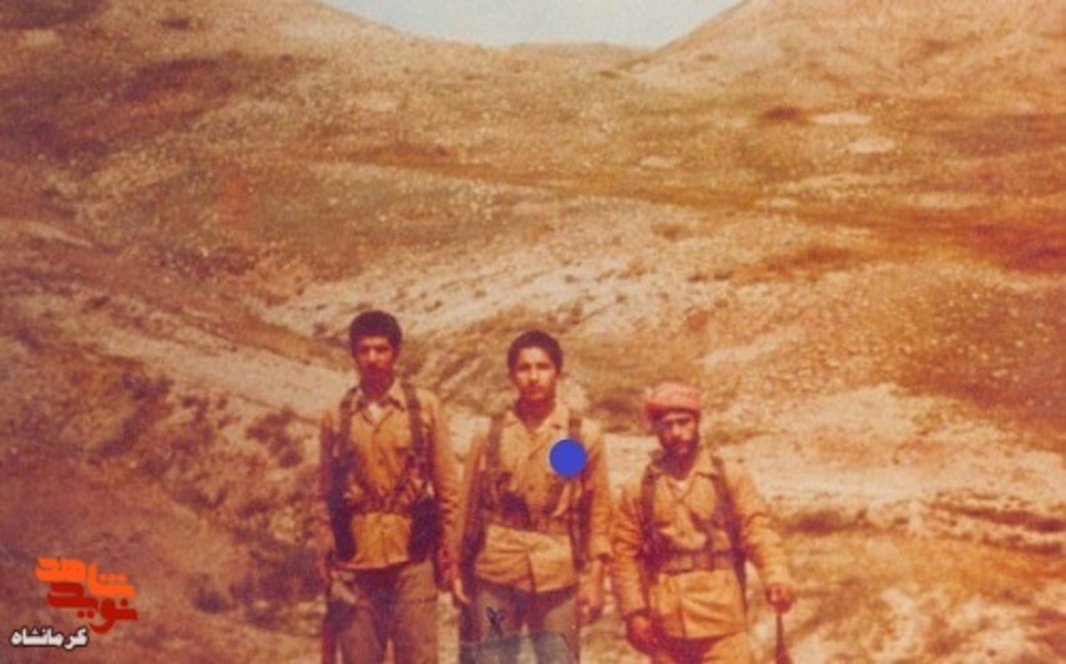 سال ۱۳۶۰ رزمندگان گردان ۲۰۳ شهید دستغیب کوه های آق داغ سمت راست «پرویز افکاری»،شهید« شهاب الدین محرابی»،«کامران صفری کرمانشاهی» 