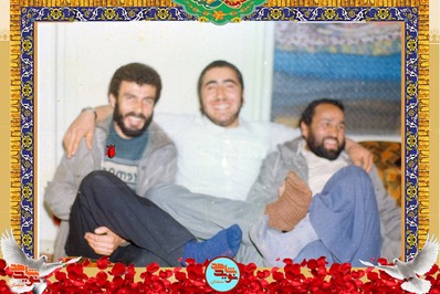 نفر سمت چپ شهید غلامعلی صداقتی