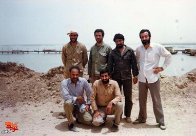 از چپ: ایستاده: حمید مرادی - اسماعیل فراهانی - عباس فارسی - حسن حامدی نژآد- نشسته: مقدسی - مشیدی