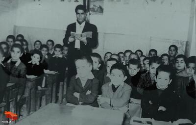 سال۱۳۴۹ دبستان اتحاد محله قدیمی فیض آباد(دالان جلوخان)کرمانشاه، طبقه اول- نفر اول سمت چپ شهید «شهاب الدین محرابی»