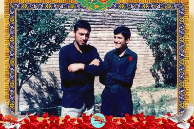 نفر سمت راست شهید محمدرضا واحدی