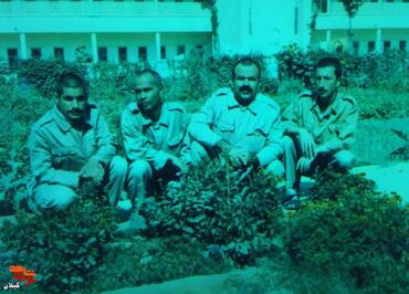 «یادگاری از روزهای رفاقت در اسارت؛ از راست: ناصر صمیمی، سید حسین علوی، محمدرضا صارمی، سید حسین احتشامی»