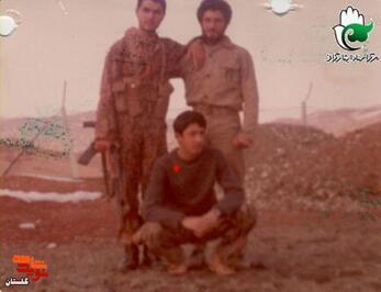 شهید «سیدمعصوم حسینی»  نفر نشسته در جلو