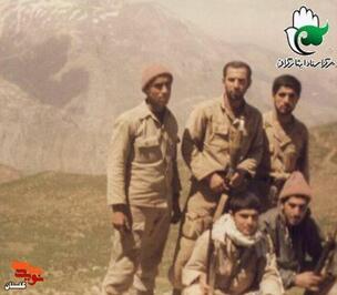 شهید «محمدابراهیم نیشابوری» نفر اول سمت چپ نشسته