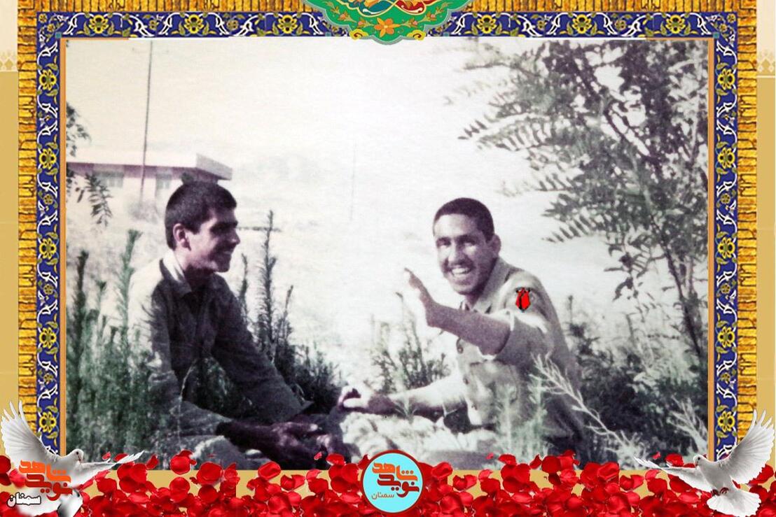 نفر سمت راست شهید داود خاکساری